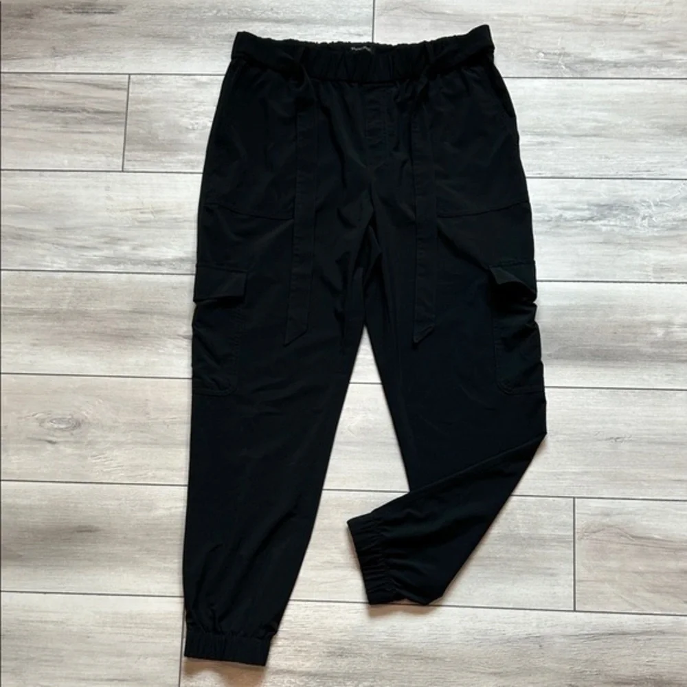 Banana Republic Tie Waist Cargo Jogger Pants in black size medium
